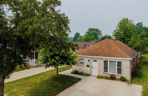 Little Chute House | 30 minutes to EAA! 10 minutes to downtown Appleton! Dog friendly!