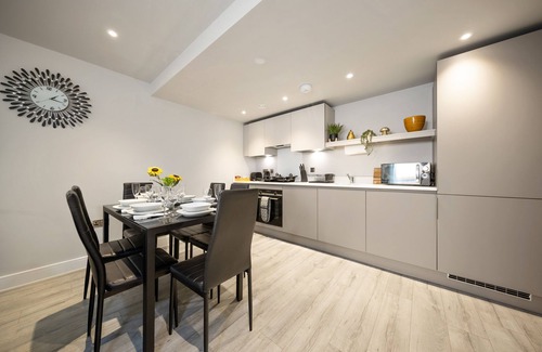 The Westside Apartment | 30% OFF Monthly Relocations OR Business 2 Bed Apt- St Martins Place l Free- WIFI