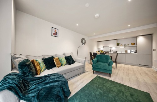 The Westside Apartment | 30% OFF Monthly Relocations OR Business 2 Bed Apt- St Martins Place l Free- WIFI