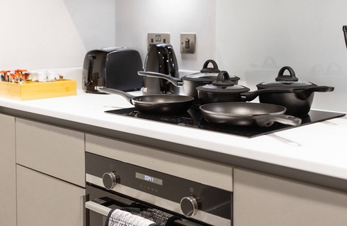 The Westside Apartment | 30% OFF Monthly Relocations OR Business 2 Bed Apt- St Martins Place l Free- WIFI