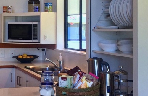 Wainui House | 30 secs to the beach. Watch the waves from the table. Rent option Apl-Oct 2025