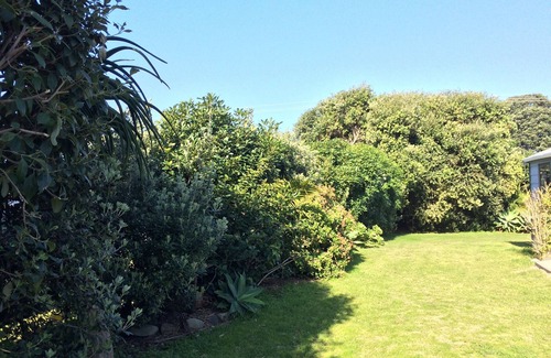 Wainui House | 30 secs to the beach. Watch the waves from the table. Rent option Apl-Oct 2025