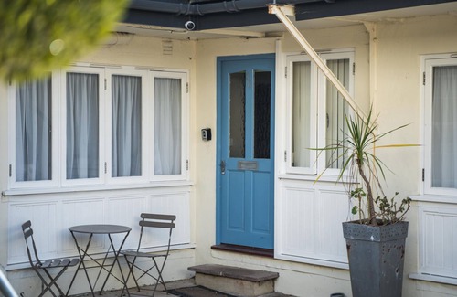 Torquay City Centre Cottage | 30 Trinity Mews - coaching mews just a few steps from harbour and town centre in quiet cul de sac -