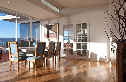 Sandy Bay Villa | 300 m² Villa ∙ 3 bedrooms ∙ 6 guests