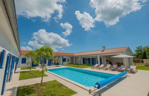 Butkovici Villa | 3000sqm plot, with 50 sqm heated pool, jacuzzi, 2 tennis courts