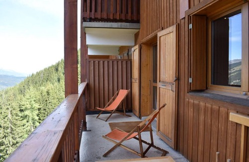 Meribel Apartment | 300m from ski slopes, 5th floor, view mountain, balcony, tv, ski locker, 100m², Méribel