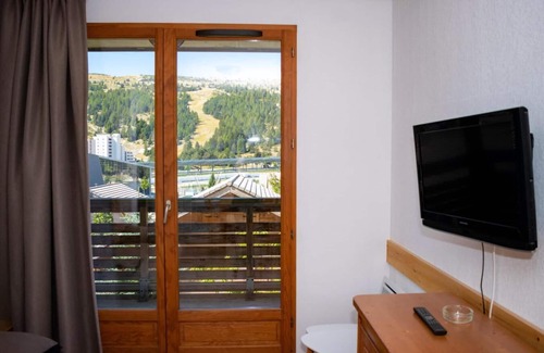 Saint-Etienne-en-Devoluy Apartment | 300m from ski slopes, 1st floor, view resort, fitness, swimming pool, sauna, balcony, parking, tv
