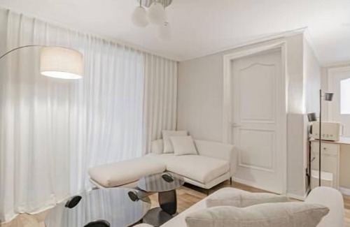 Sinsa-dong House | 302 Apgujeong 1st, 2Room Queen-bed, 2 Single-beds