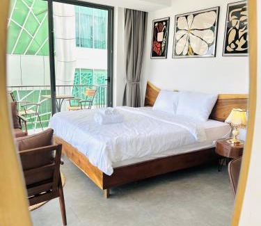 Ninh Kieu Apartment | 302MSNK Luxe Studio w Balcony & Kitchen