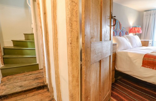 Charlbury Cottage | 31 MANOR ROAD, pet friendly, with open fire in Woodstock