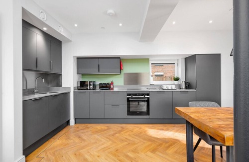 Dunfermline Apartment | 312 Reid's Corner - by StayDunfermline
