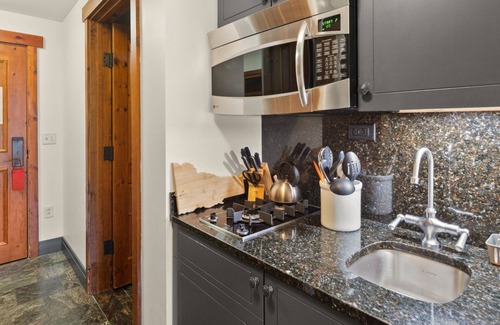 Stowe Area Cabin | #319 | Studio | Sunny Spruce | 3rd Floor Village & Mountain Views