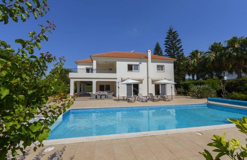 Pervolia Villa | 320 m² Villa ∙ 5 bedrooms ∙ 10 guests