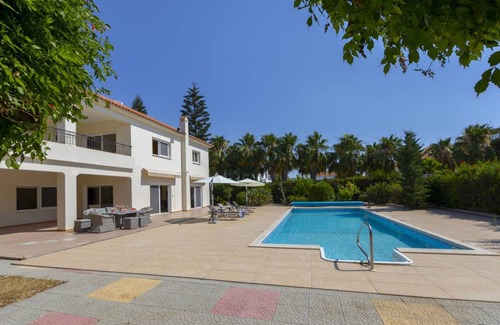 Pervolia Villa | 320 m² Villa ∙ 5 bedrooms ∙ 10 guests
