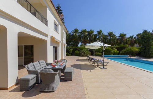 Pervolia Villa | 320 m² Villa ∙ 5 bedrooms ∙ 10 guests