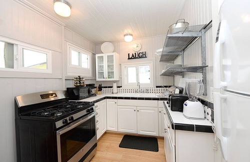 Avalon House | 330S: Charming Catalina Cottage, Large Porch, 2.5 Blocks to Beach - 330 Sumner A