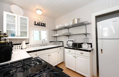 Avalon House | 330S: Charming Catalina Cottage, Large Porch, 2.5 Blocks to Beach - 330 Sumner A