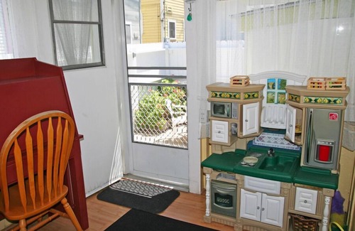Avalon House | 330S: Charming Catalina Cottage, Large Porch, 2.5 Blocks to Beach - 330 Sumner A