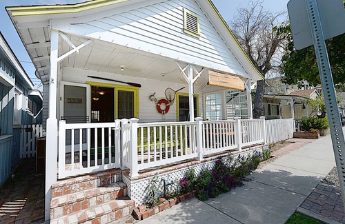 Avalon House | 330S: Charming Catalina Cottage, Large Porch, 2.5 Blocks to Beach - 330 Sumner A