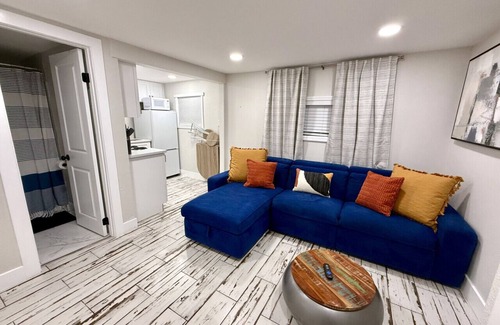 Tampa House | 3321 W Walnut Studio · Charming 1 BR W Pool - Walk to Raymond James!