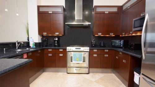 Rock Harbor Apartment | 333 Mariners Club