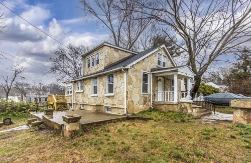 Lansdowne House | 338 judysplaces in Lansdowne, 6BR, 2 BA, renovated SFH