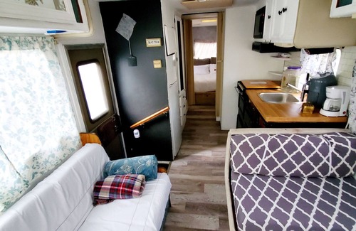 New Haven House | 34ft Mobile Home Near Yale U