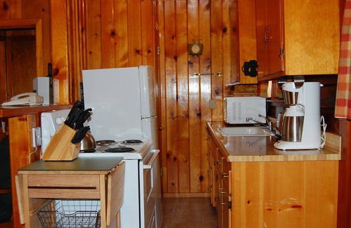 North Wawona Cabin | (35) Cubby's Den at The Redwoods In Yosemite
