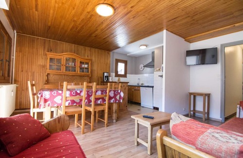 Valloire Apartment | 350m from ski slopes, 2nd floor, parking, tv, ski locker, 50m², Valloire