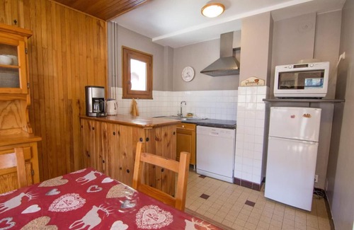 Valloire Apartment | 350m from ski slopes, 2nd floor, parking, tv, ski locker, 50m², Valloire
