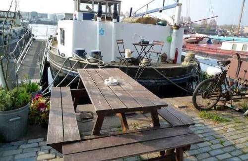 Eastern Docklands Boat Rental | 36 m² Houseboat ∙ 2 bedrooms ∙ 4 guests
