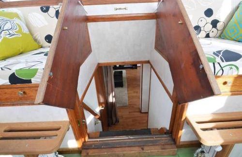 Eastern Docklands Boat Rental | 36 m² Houseboat ∙ 2 bedrooms ∙ 4 guests
