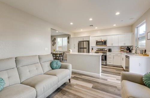 Visalia House | 36 Mi to Sequoia NP Pet-Friendly Home with Dog Run!