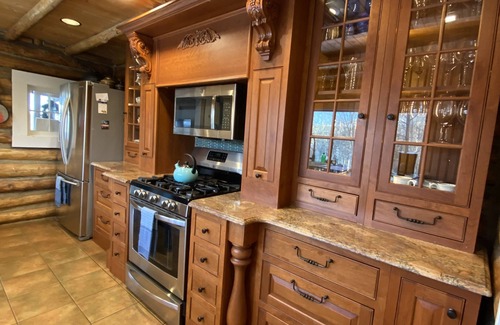 Bailey Cabin | 360 Degree Mountaintop Views, Luxurious Hot Tub & Designer Kitchen