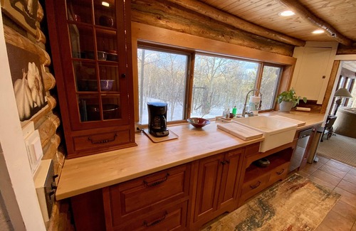 Bailey Cabin | 360 Degree Mountaintop Views, Luxurious Hot Tub & Designer Kitchen