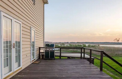 Crocheron House | 365-degree waterfront views. Quiet property bordering Blackwater River Refuge.