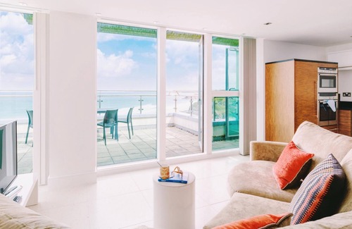 Newquay City Centre Apartment | 37 Rocklands-Stunning penthouse with private terrace, spectacular views, lift and secure parking