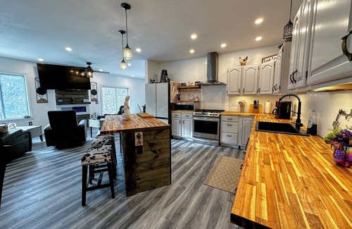 Littleton House | 37PA Superbly appointed riverfront home in LIttleton! Skiing, hiking, firepit, wifi, dog friendly!