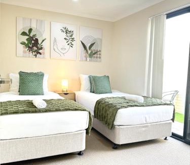 Pearsall House | 38 Suburban Retreat 3br 2ba Babyfriendly