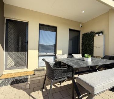 Pearsall House | 38 Suburban Retreat 3br 2ba Babyfriendly