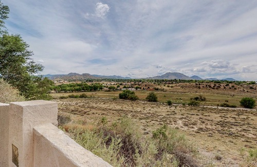 Albuquerque House | 🌄3800ft Modern Retreat ♨️Hot Tub♨️ Pool Table🧳Sleeps 18🌄Mtn Views