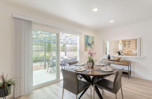 Del Rey Oaks House | 3896 Gather and Rest home