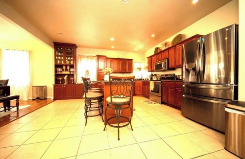 Roxborough House | 389E) Beautiful 1BR Home!