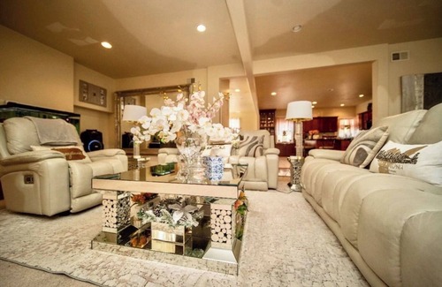 Roxborough House | 389E) Beautiful 1BR Home!