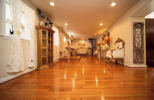 Roxborough House | 389G) 1 BR Room Home!