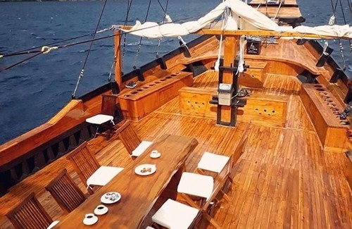 Labuan Bajo Boat Rental | 39 Meter Traditional Phinisi Boat