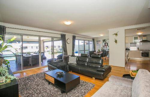 Dudley Park House | 390 m² House ∙ 6 bedrooms ∙ 14 guests