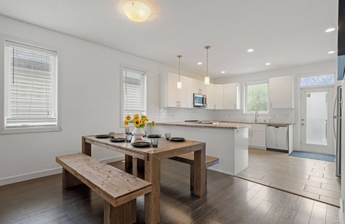Jasper Place House | ★3B Executive Home★Fenced Yard ★ Private Deck BBQ