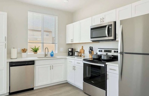 Glendale Apartment | 3Bd | 2 Bath | Free parking | 70"Smart TV