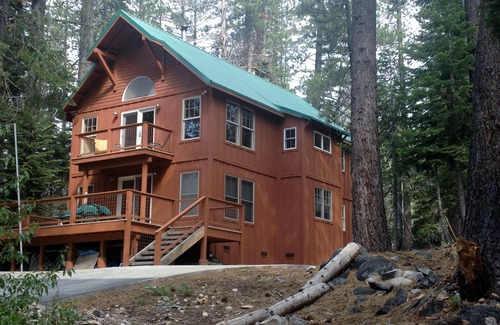 Pla-Vada Woodlands House | 3bd & 2bth home w/HOT TUB close to Ski Resorts & Truckee